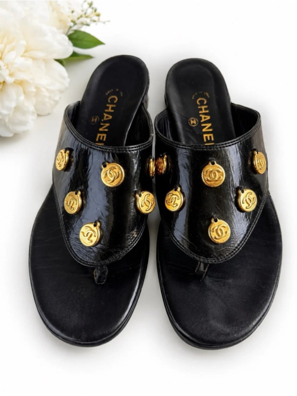 Rare Chanel CC Medallion Patent Leather Thong Sandals Black Italy 39.5 VTG